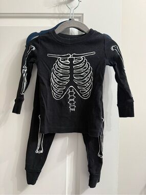 Old Navy Black Long Sleeve Kids Skeleton Pajama Set